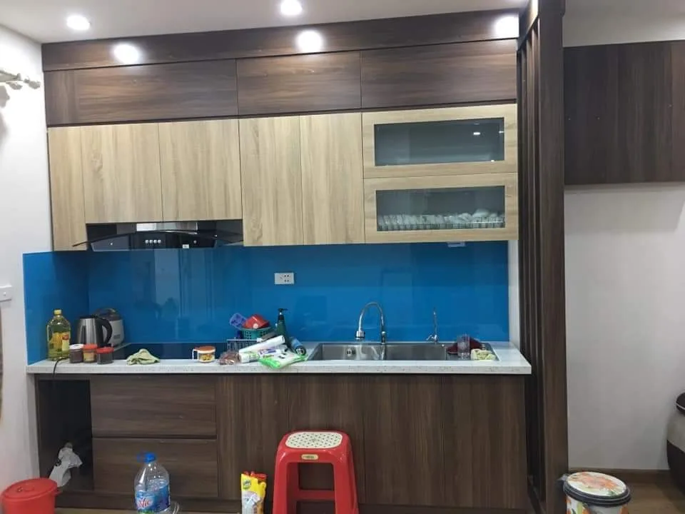 Tủ bếp chữ I kết hợp thùng vân gỗ và kính ốp màu xanh ngọc dịu mắt