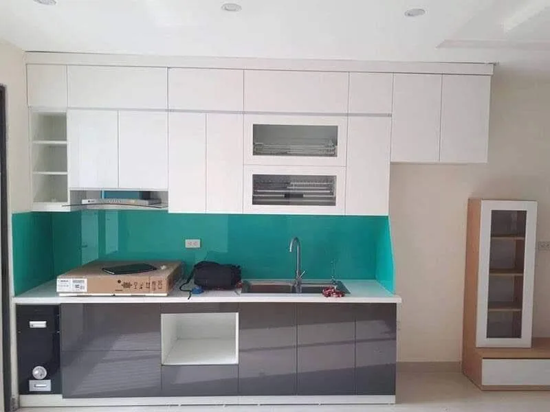 Tủ bếp chữ I màu trắng xám kết hợp kính ốp ngọc bích bóng gương hiện đại