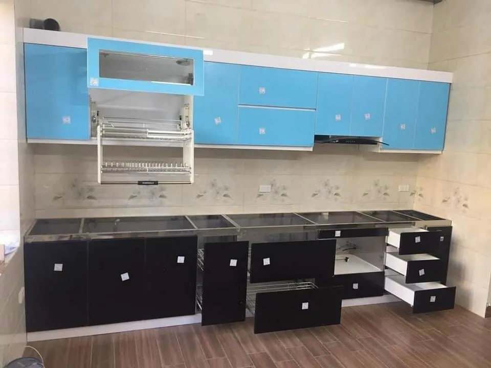 Tủ bếp Acrylic chữ I phối màu xanh lam và đen bóng gương hiện đại