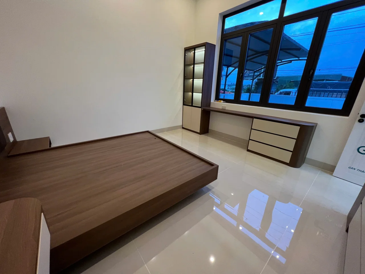 Phòng ngủ sử dụng chất liệu gỗ MDF vân gỗ ấm kết hợp ánh sáng hắt vàng dịu mắt cho người mệnh Hỏa