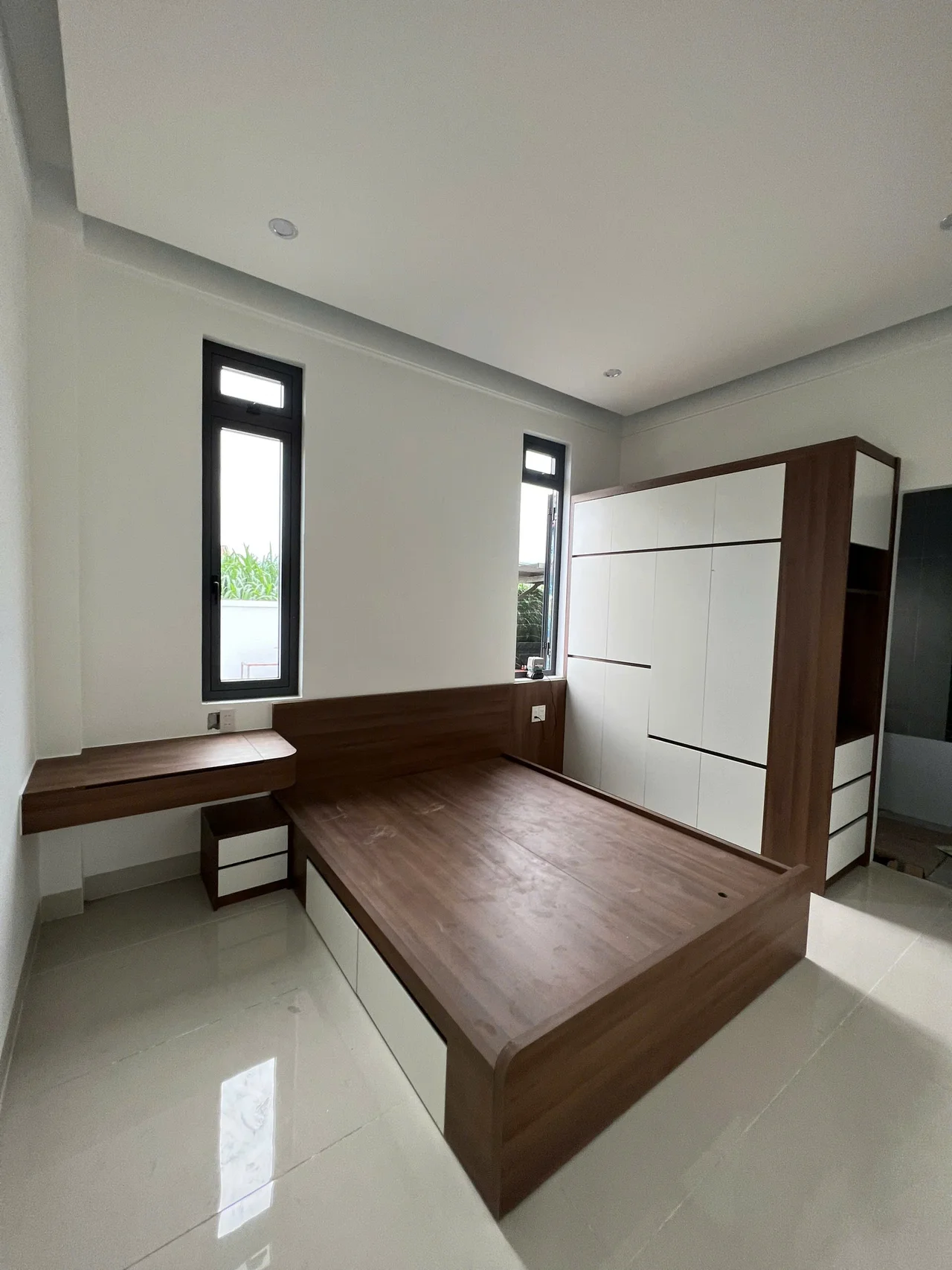 Không gian phòng ngủ màu be sáng thanh lịch phù hợp với mọi độ tuổi và bản mệnh