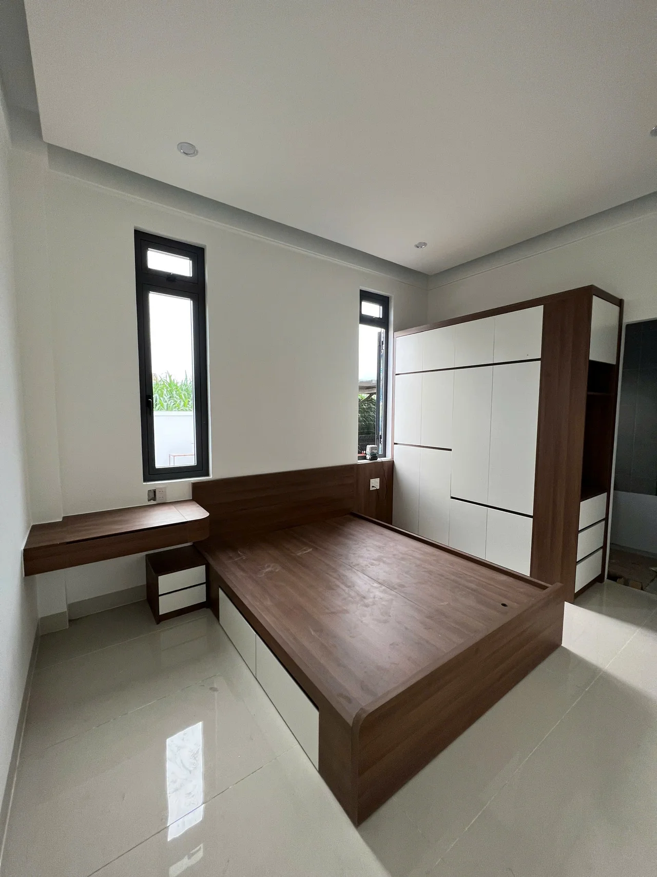 Không gian phòng ngủ màu trắng sáng kết hợp vân gỗ nhẹ nhàng thanh thoát