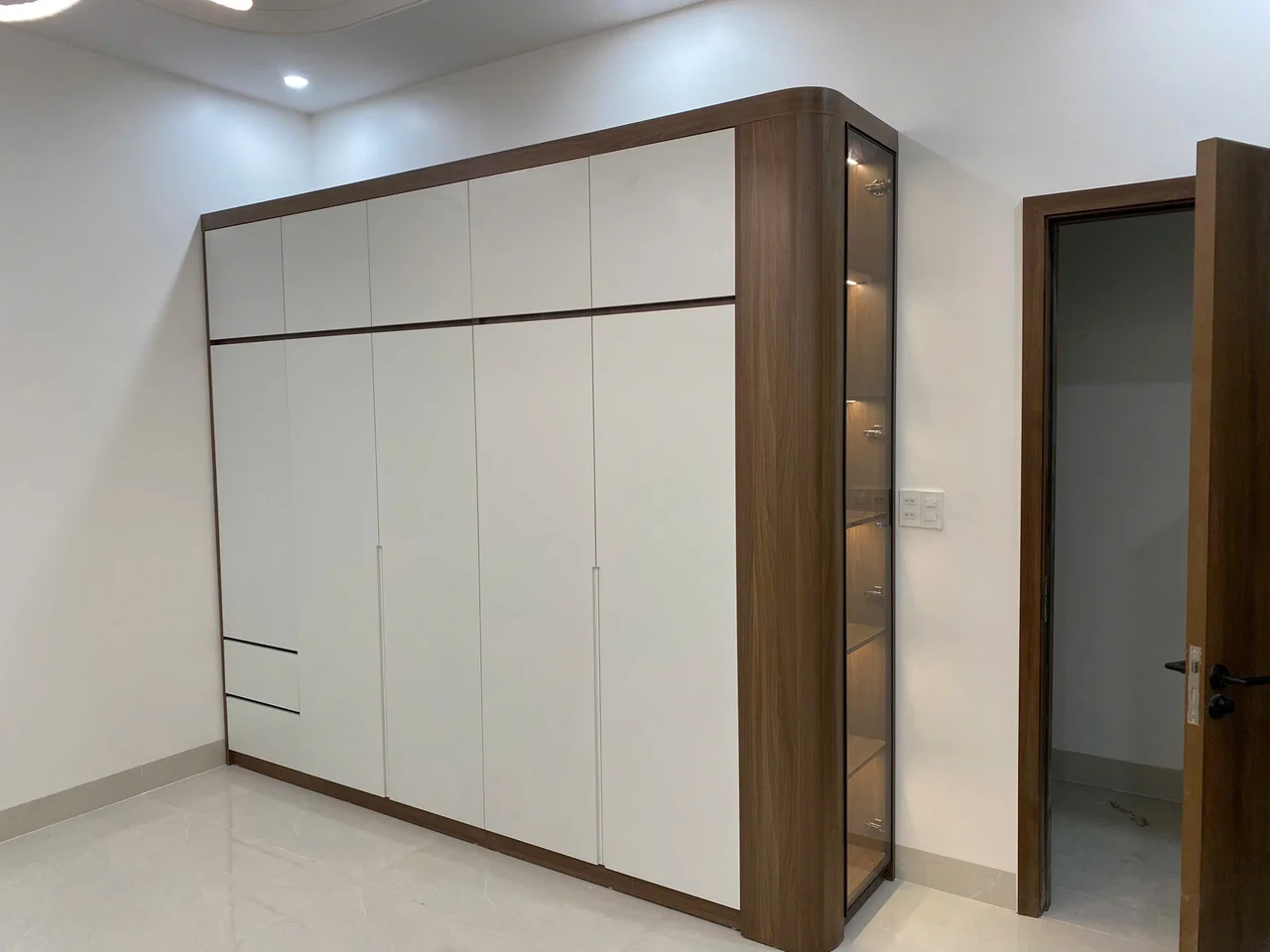 Tủ quần áo cánh phẳng màu trắng phối khoang kính bên hông và góc bo cong mềm mại
