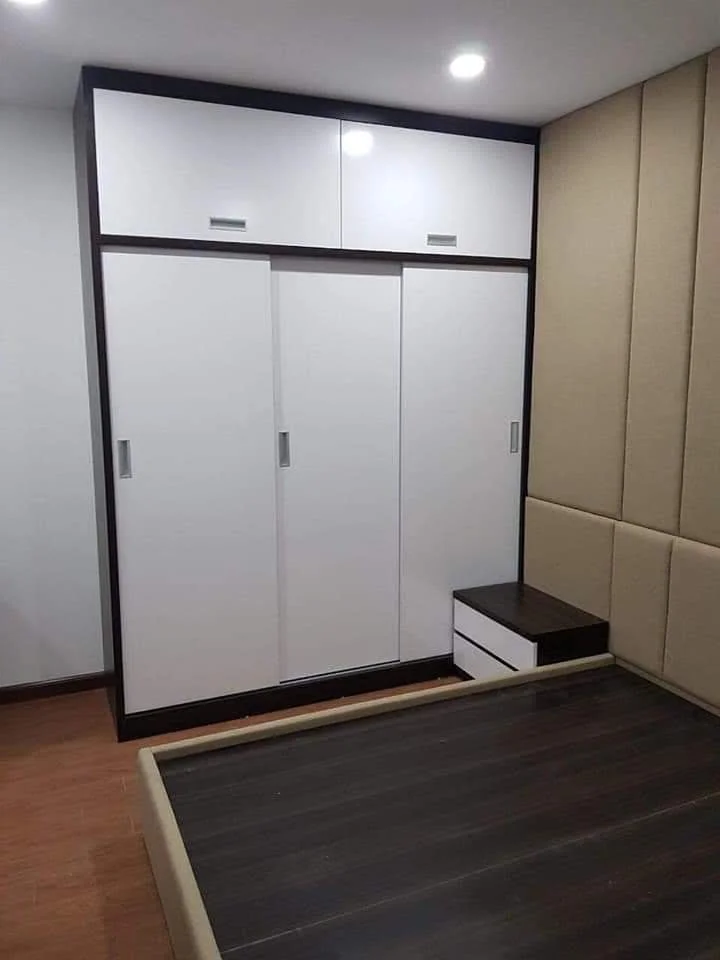 Mẫu tủ áo cánh lùa gỗ màu nâu sang trọng kết hợp gam tường sáng cho phòng ngủ