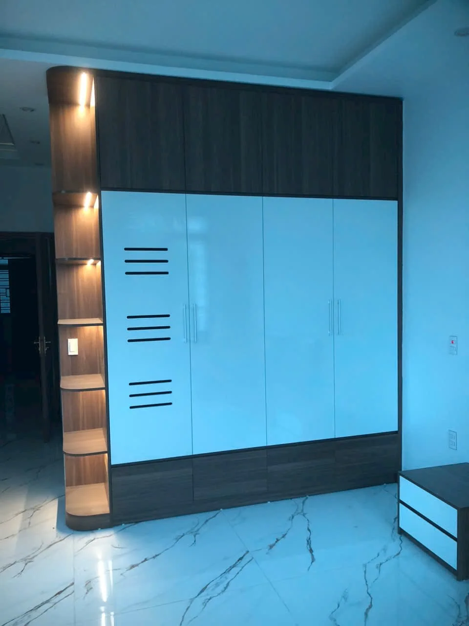 Tủ áo cánh sáng kết hợp phần vân gỗ và kệ hở bên hông