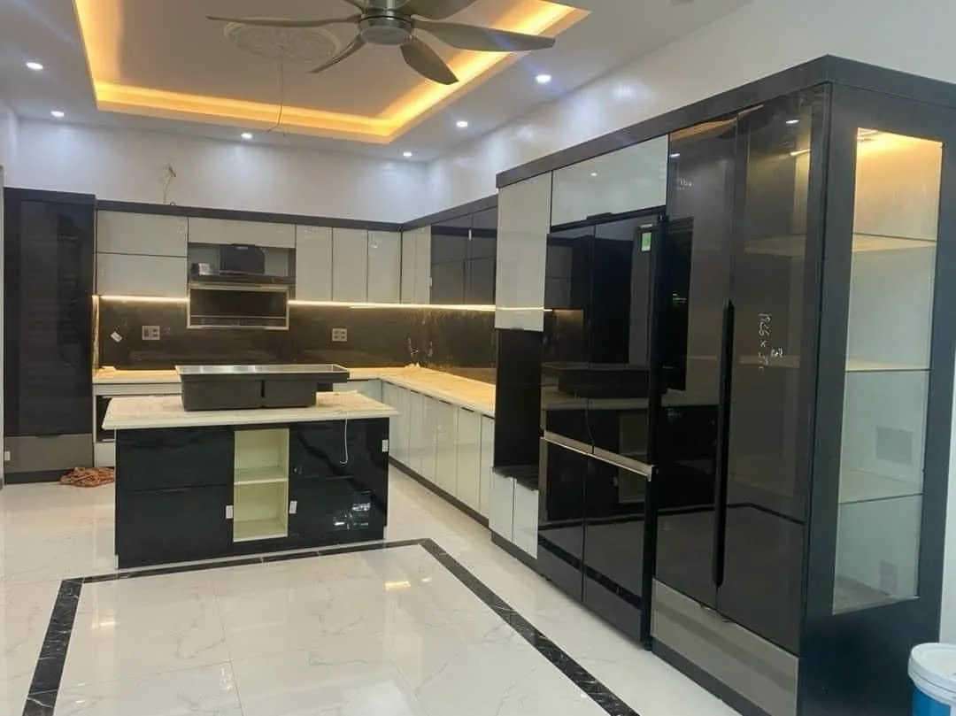 Mặt bằng bố trí tủ bếp tận dụng hai vế tường vuông góc tối ưu tam giác nấu nướng