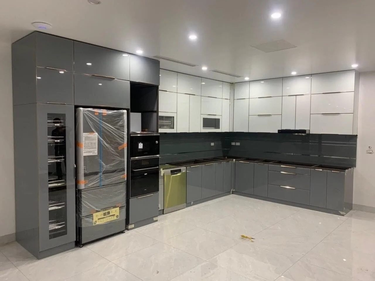 Tủ bếp Inox 304 cánh kính viền nhôm định hình màu xám khói thanh lịch