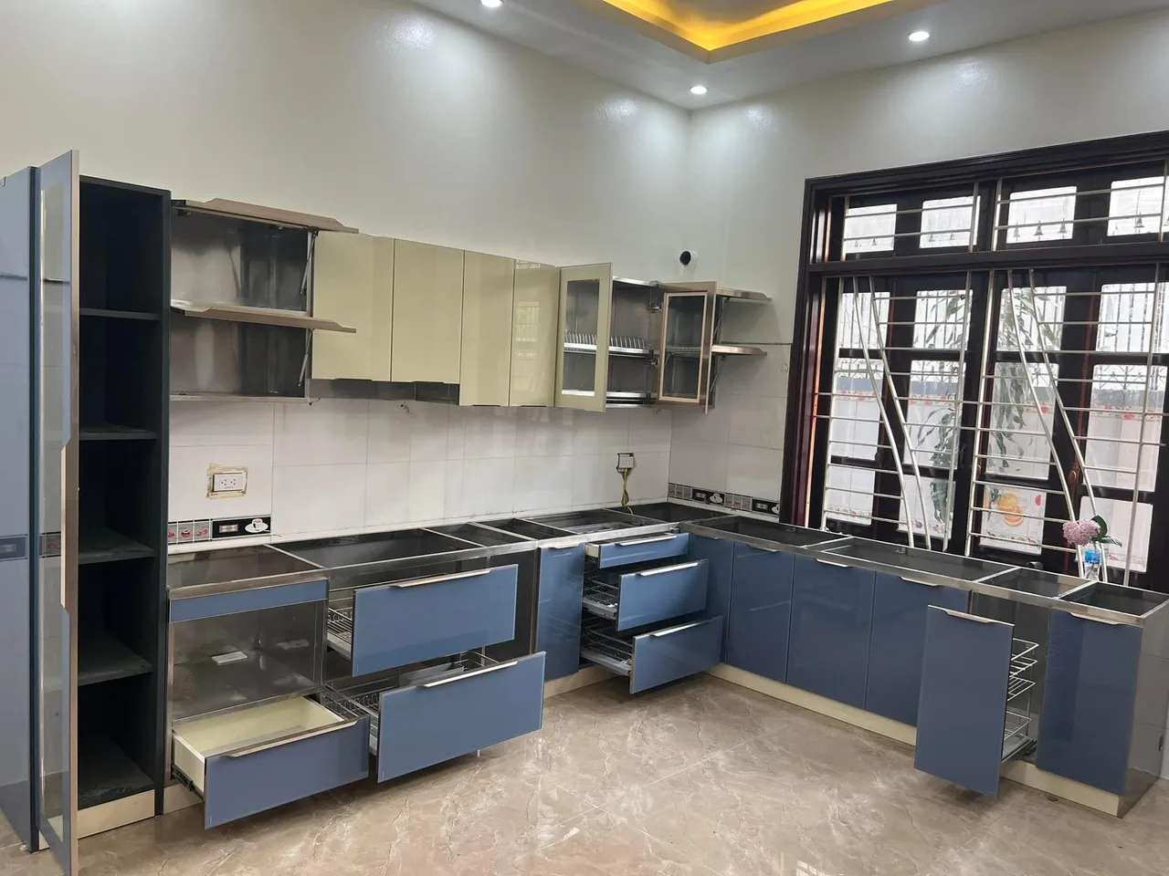 Bếp chữ U phối xanh dương và kem trong bộ ảnh C09