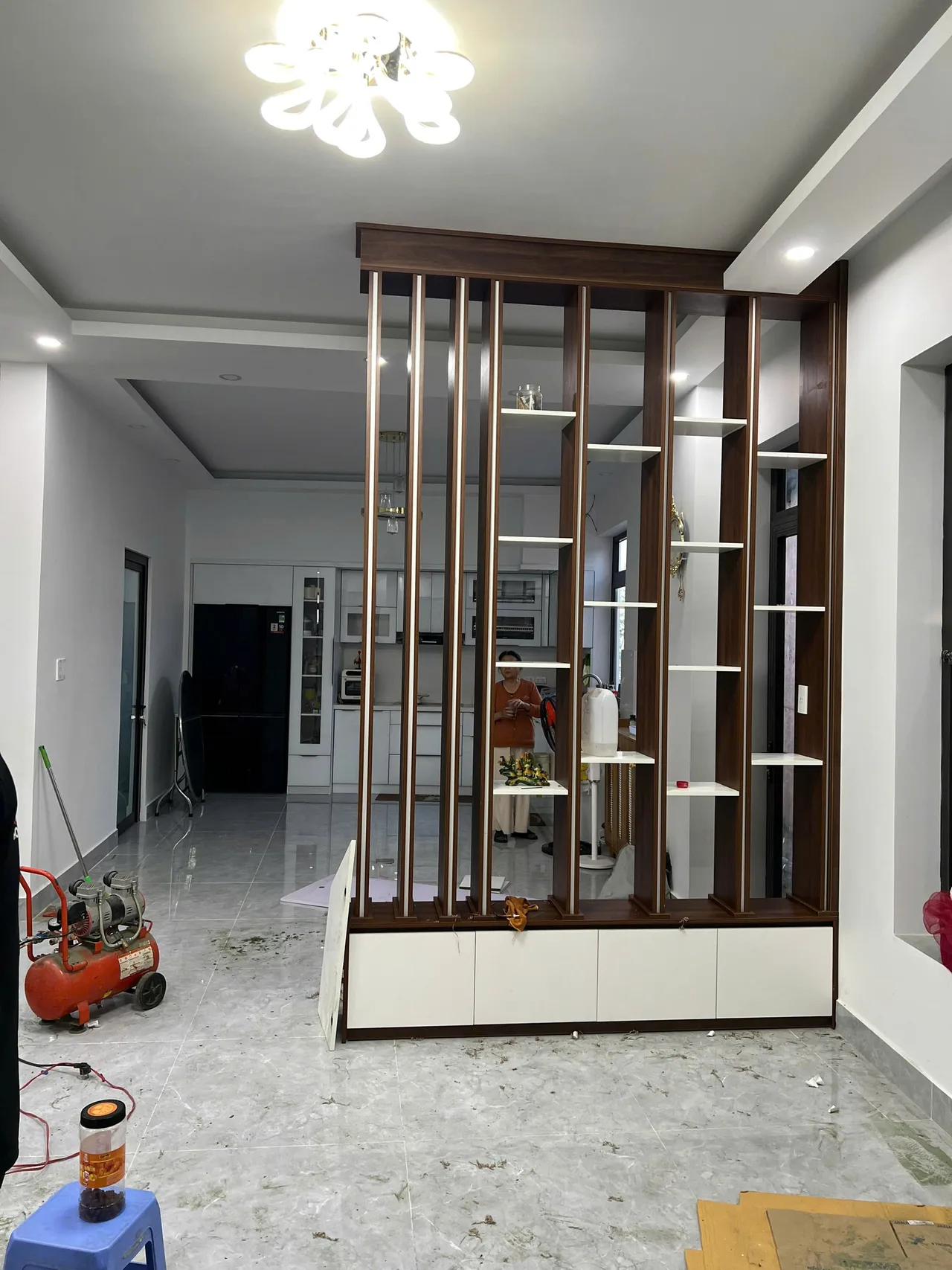 Vách lam gỗ ngăn phòng khách màu vân gỗ ấm cúng tạo luồng lưu thông không khí tự nhiên