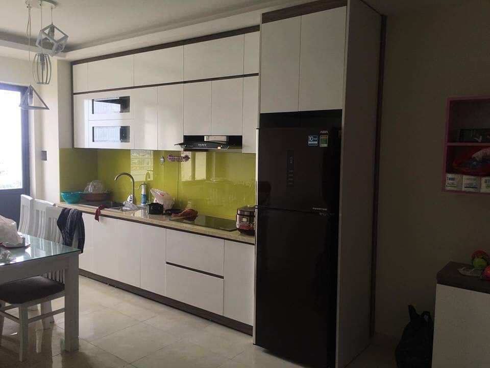 Bếp chữ L trắng toàn phần kết hợp kính ốp vàng chanh - Bếp chữ L tại Khu vực Hà Nam