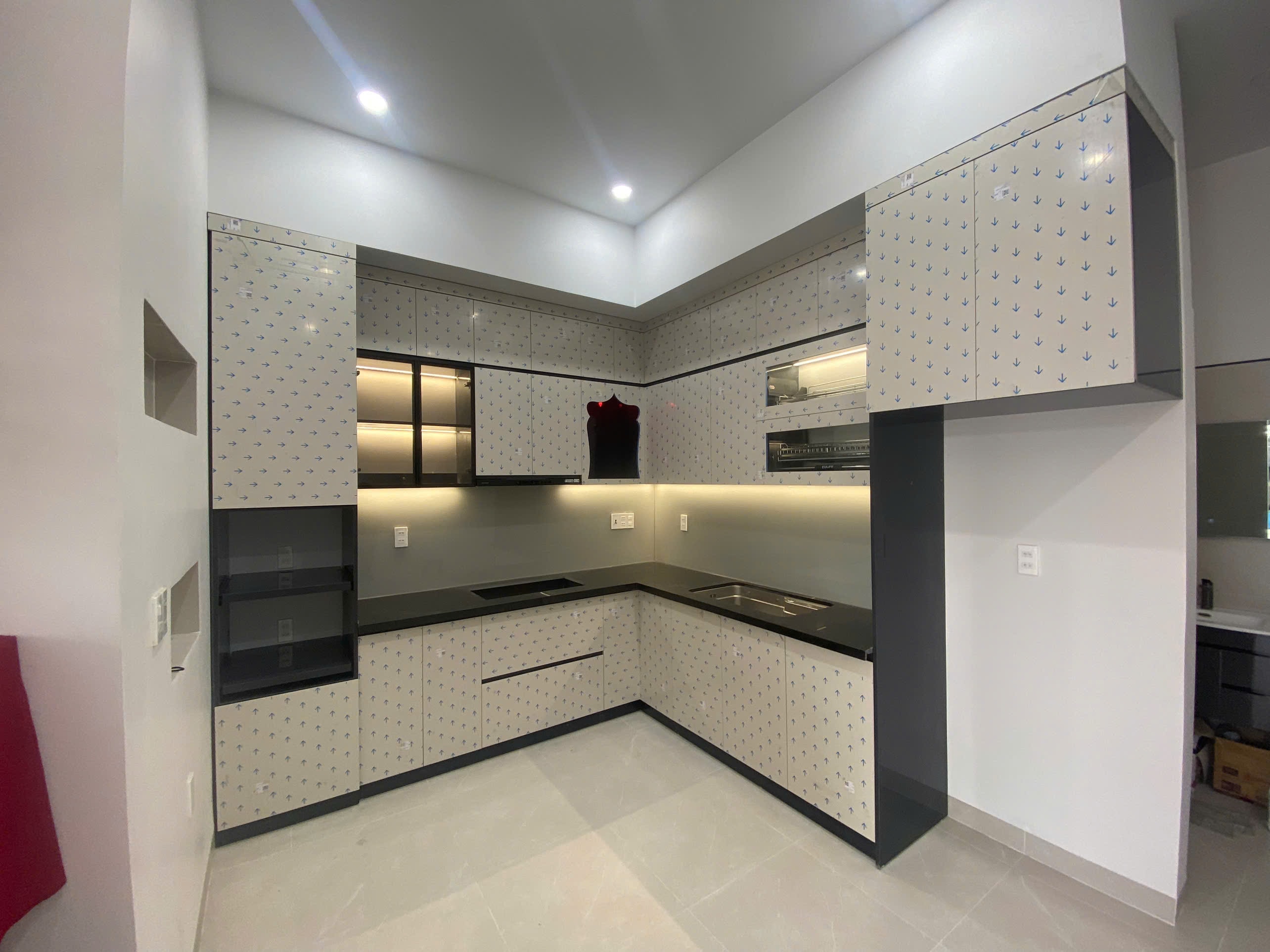 Tủ bếp thùng MDF cánh acrylic chữ L hiện đại - Bếp chữ L tại Khu vực Bắc Ninh