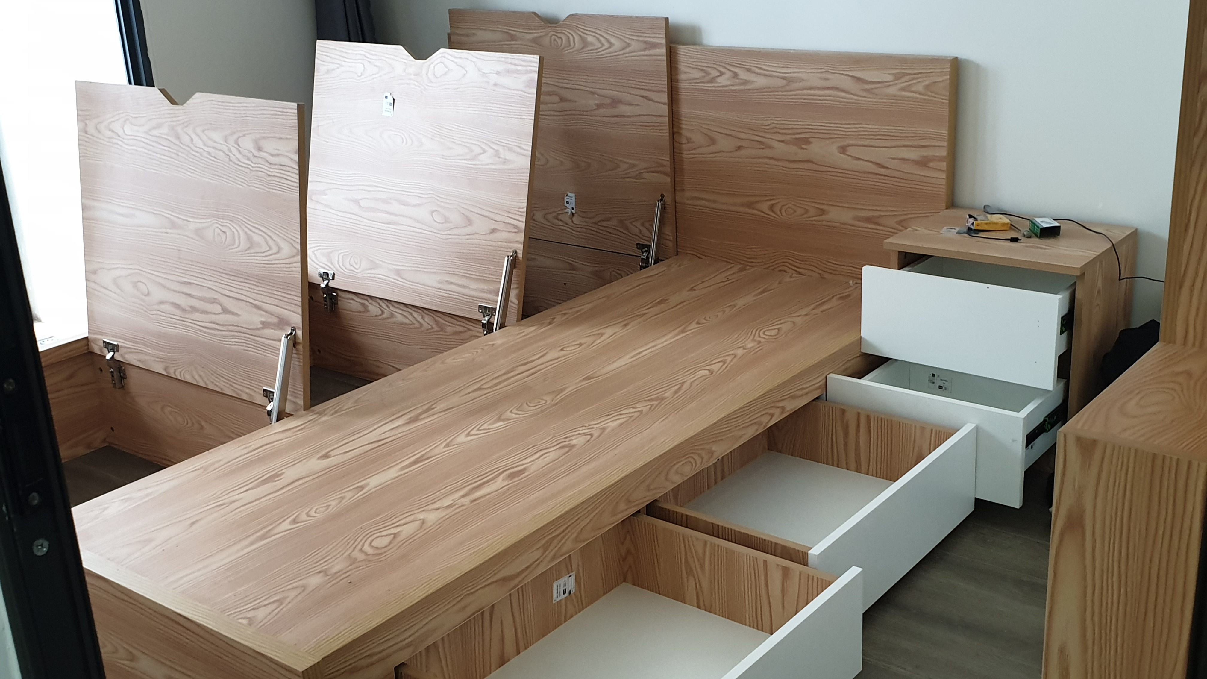 Giường gấp thông minh gỗ MDF gập đứng ẩn gọn gàng vào hệ tủ kịch trần, góc nhìn 2