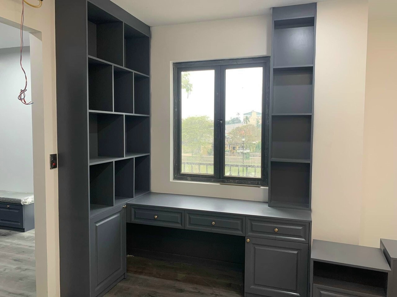 Bàn học đôi gỗ MDF thiết kế đối xứng hai vị trí ngồi cùng hệ giá sách kịch trần