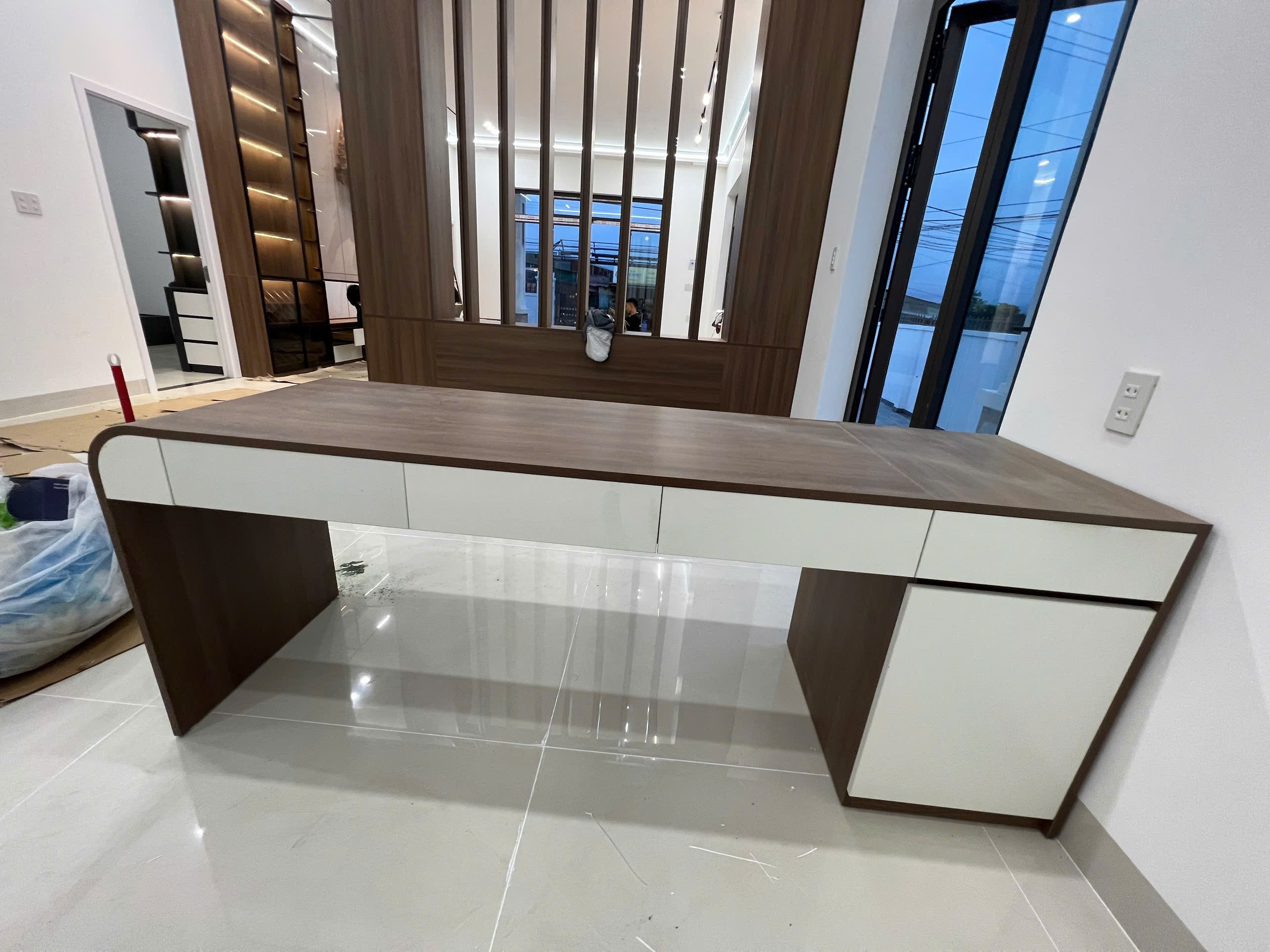 Phòng ngủ master gỗ MDF màu nâu đậm với vách ốp đầu giường và tủ áo cánh mở, góc nhìn 9