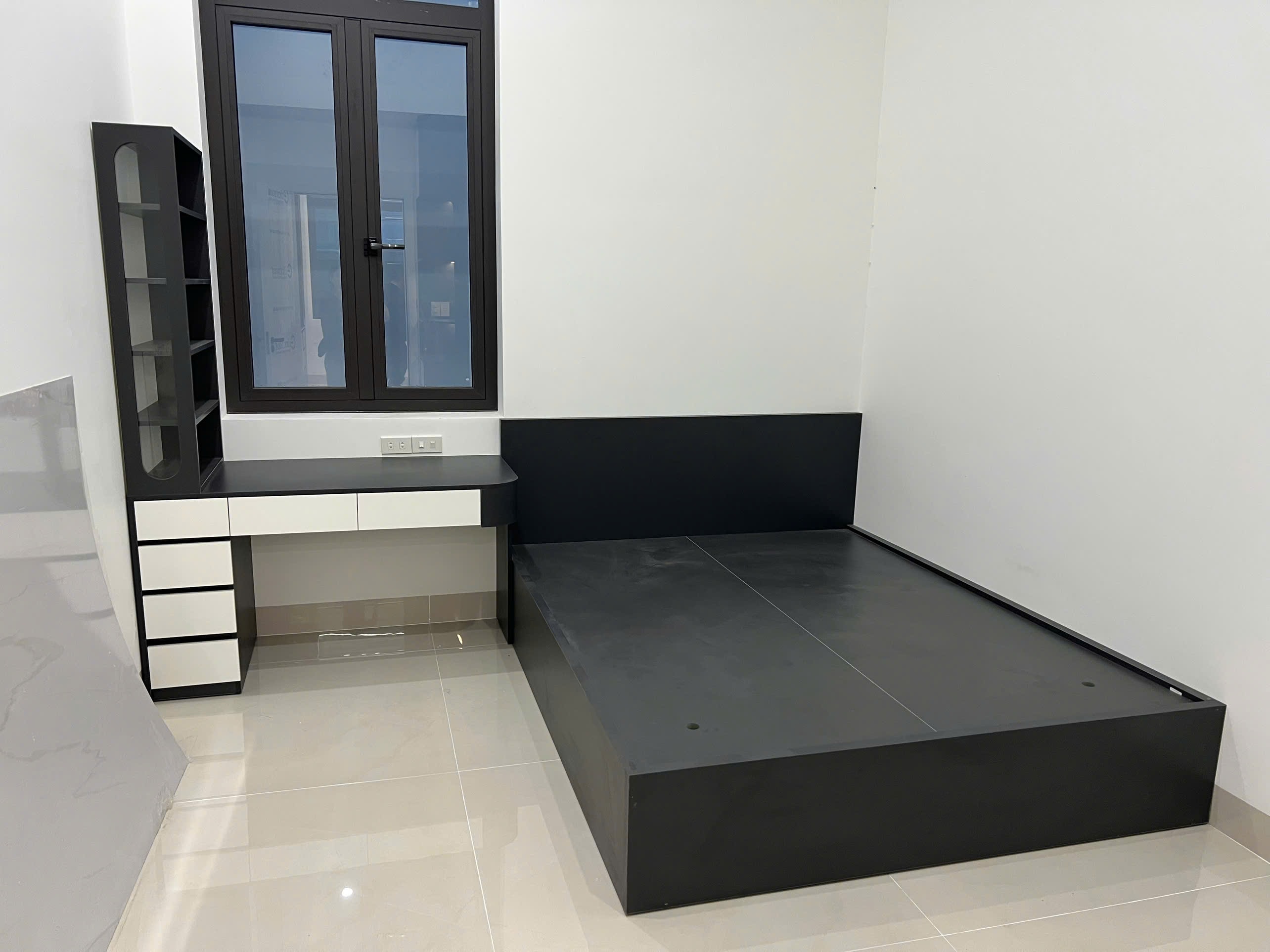 Phòng ngủ master gỗ MDF màu nâu đậm với vách ốp đầu giường và tủ áo cánh mở, góc nhìn 10