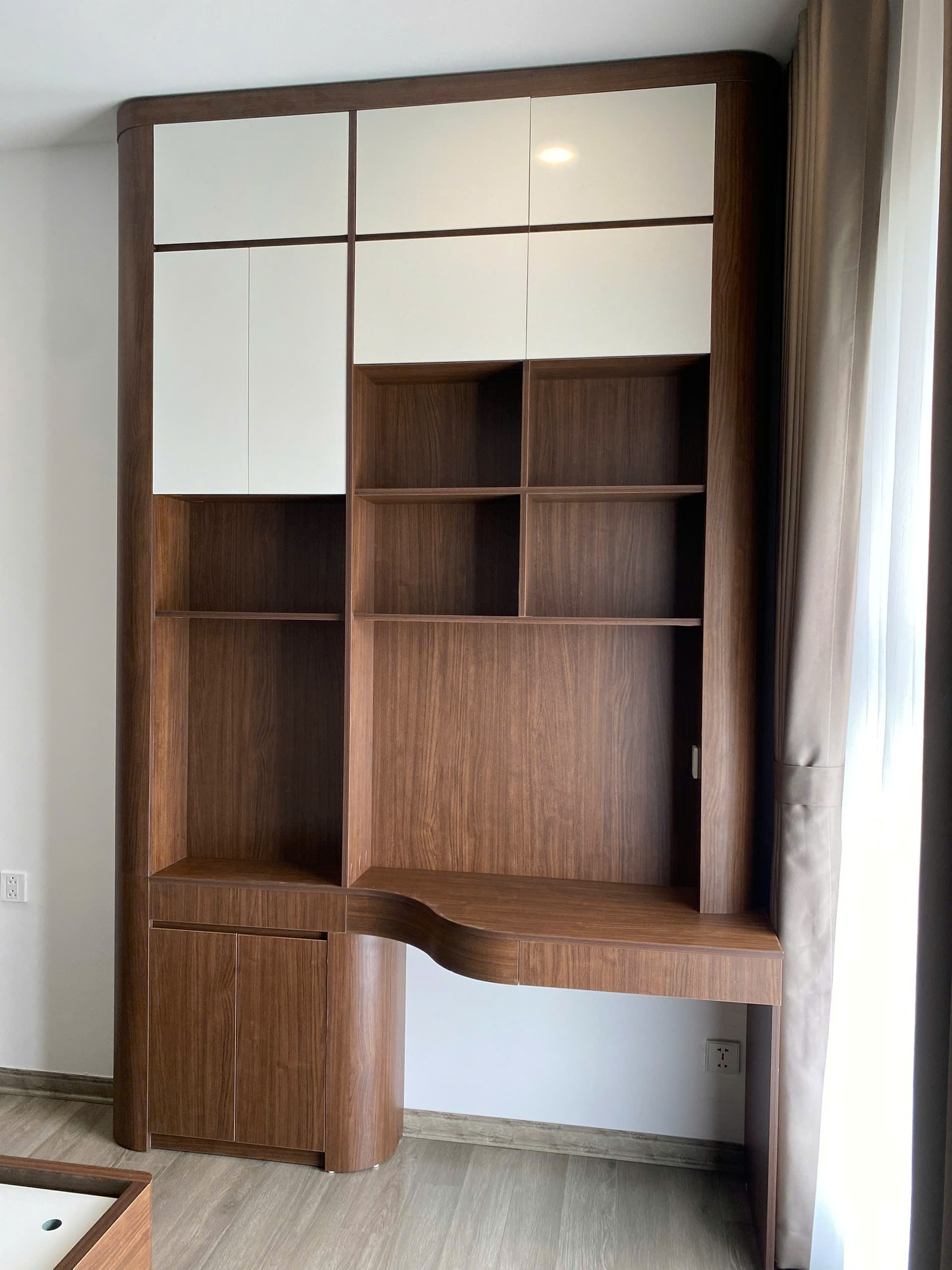 Hệ tủ áo gỗ MDF thiết kế ôm quanh cửa sổ kết hợp bục ngồi daybed ngắm cảnh, góc nhìn 3