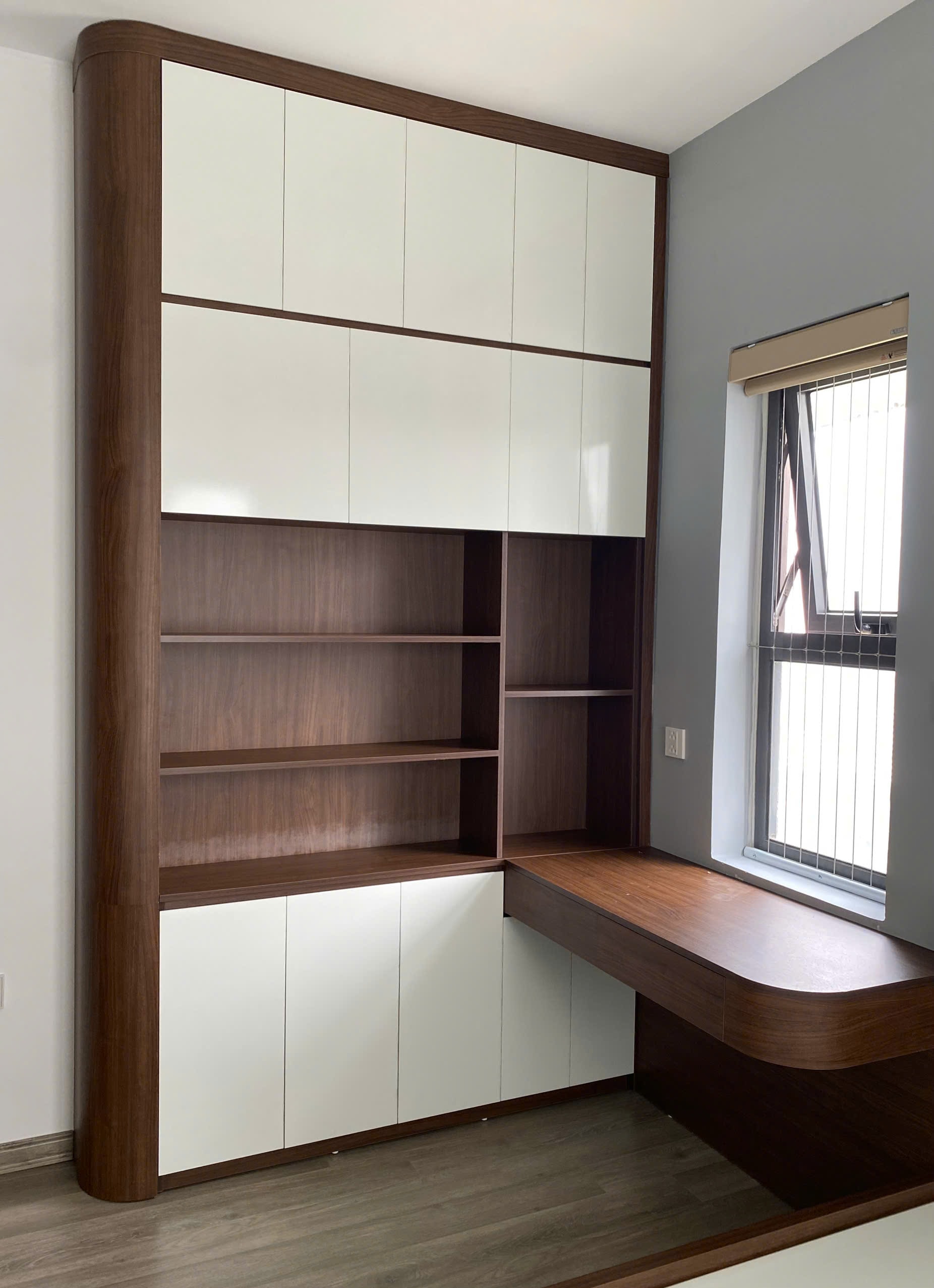 Hệ tủ áo gỗ MDF thiết kế ôm quanh cửa sổ kết hợp bục ngồi daybed ngắm cảnh, góc nhìn 5