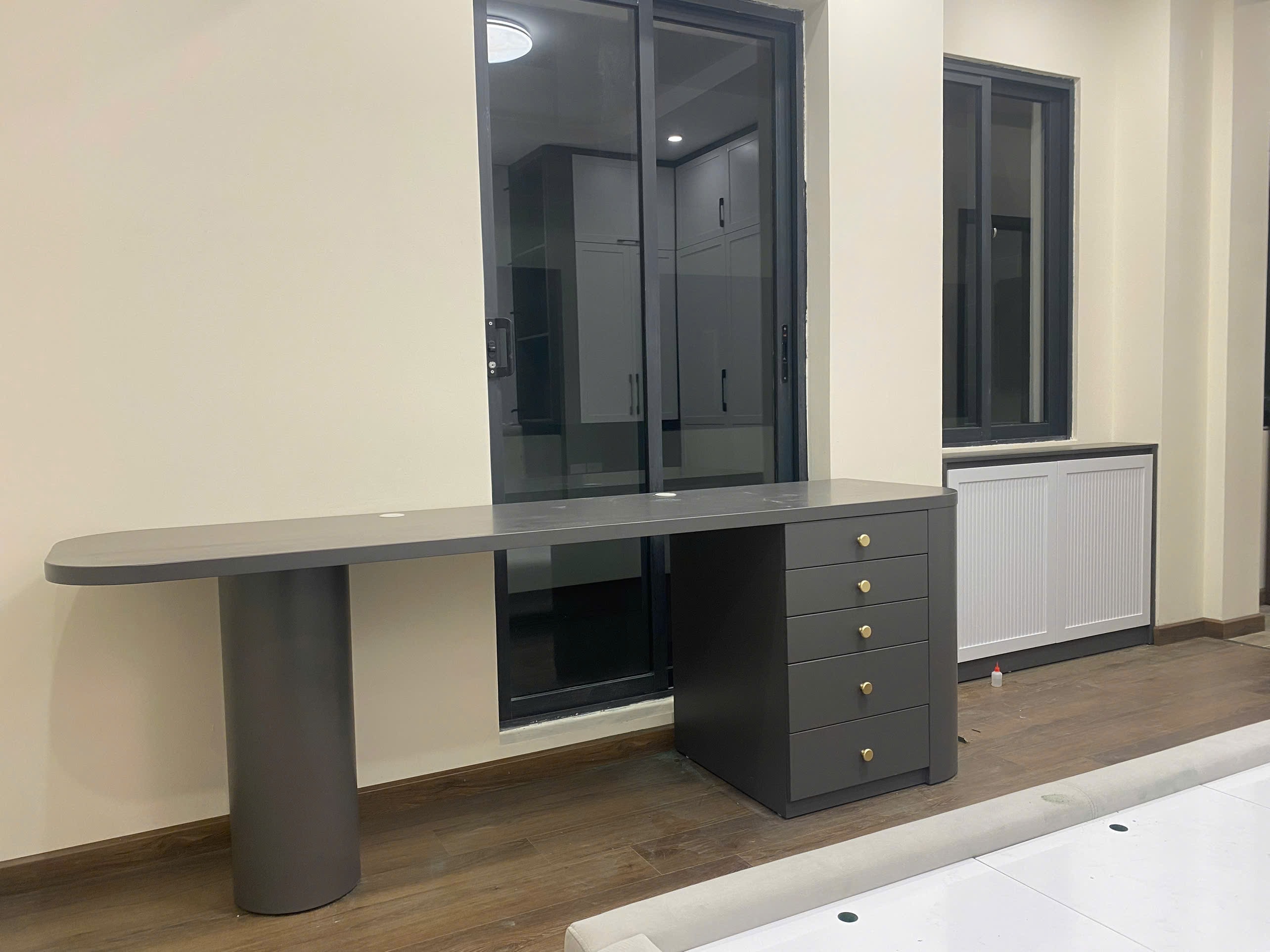 Hệ tủ áo gỗ MDF thiết kế ôm quanh cửa sổ kết hợp bục ngồi daybed ngắm cảnh, góc nhìn 7