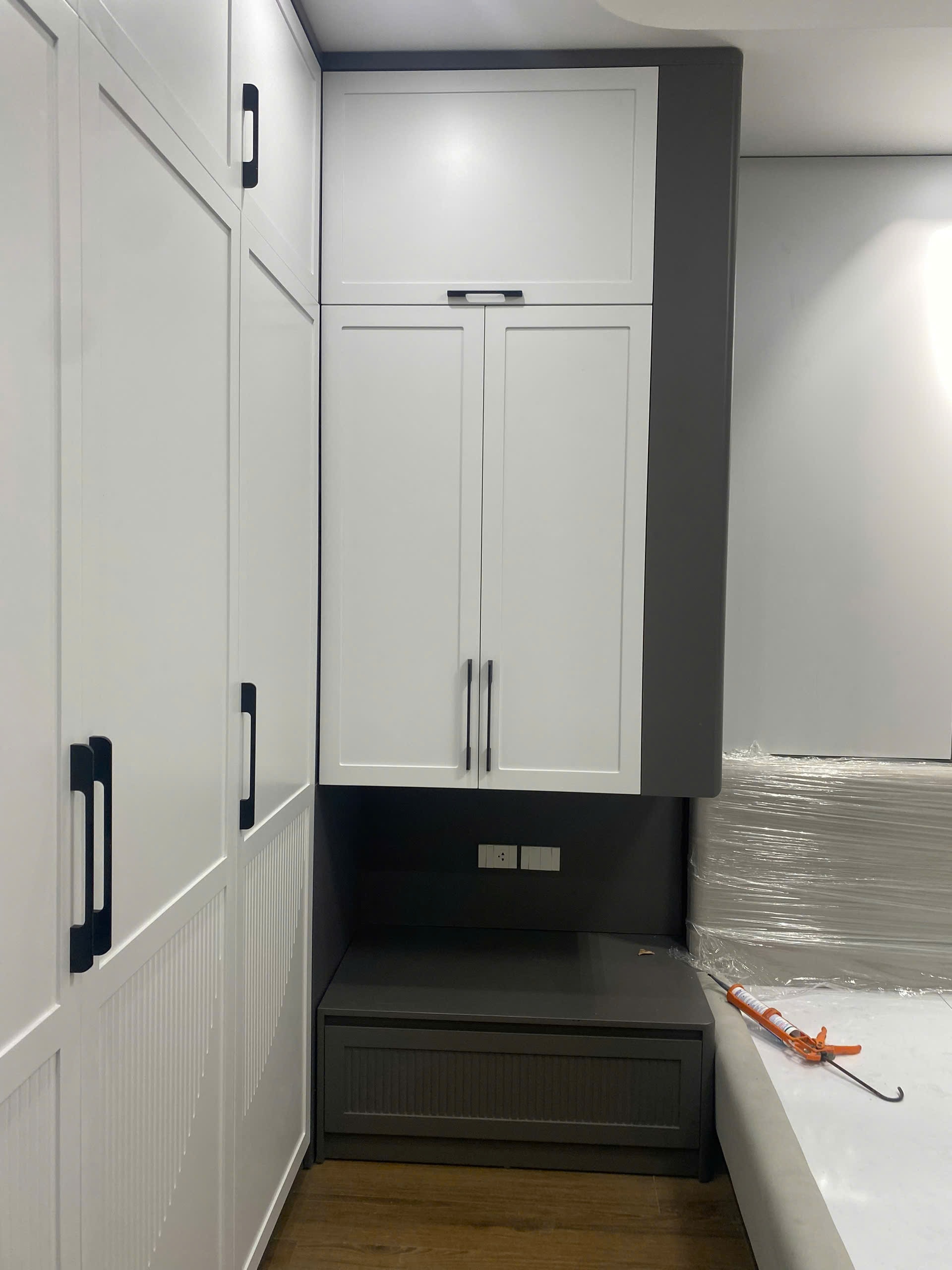 Hệ tủ áo gỗ MDF thiết kế ôm quanh cửa sổ kết hợp bục ngồi daybed ngắm cảnh, góc nhìn 8