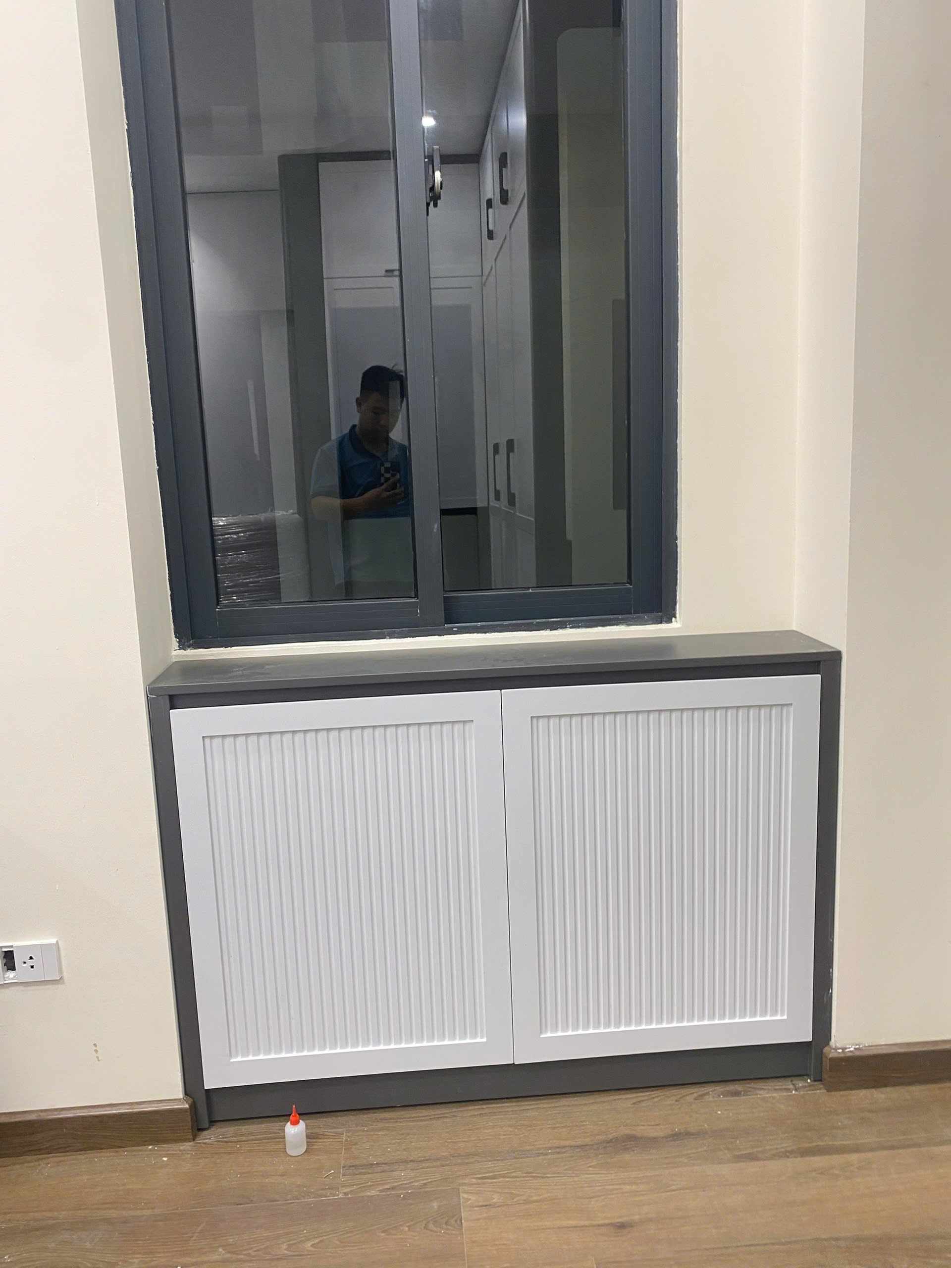 Hệ tủ áo gỗ MDF thiết kế ôm quanh cửa sổ kết hợp bục ngồi daybed ngắm cảnh, góc nhìn 9