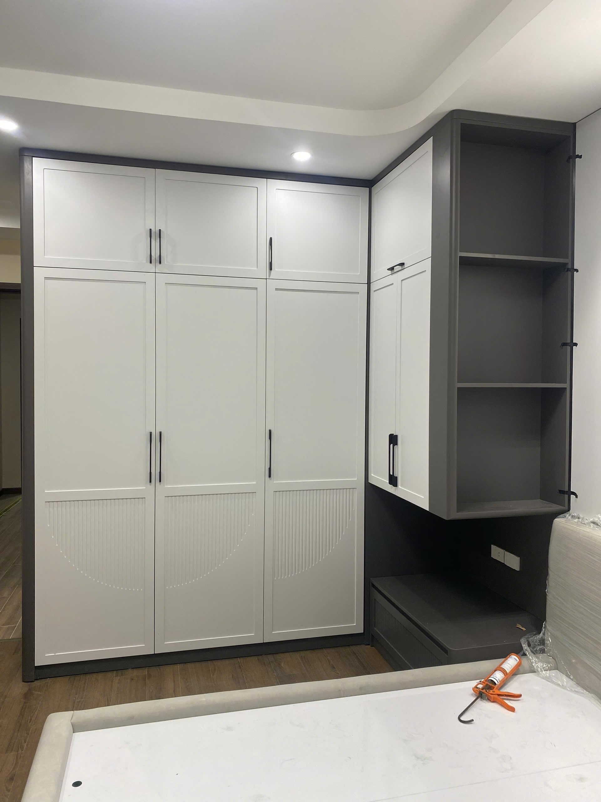 Hệ tủ áo gỗ MDF thiết kế ôm quanh cửa sổ kết hợp bục ngồi daybed ngắm cảnh, góc nhìn 10