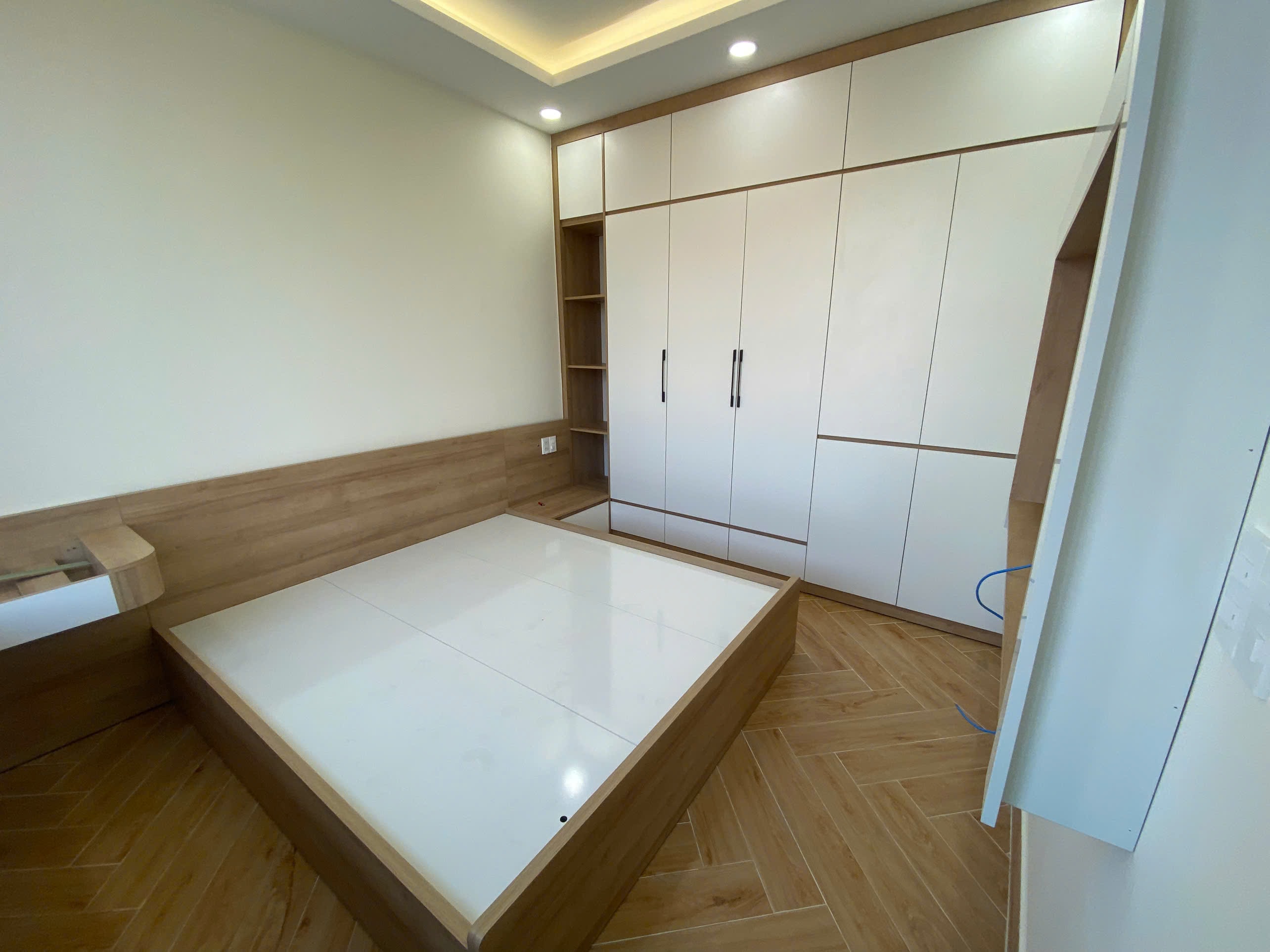 Tủ áo gỗ MDF kịch trần cánh phẳng màu trắng phối đợt kệ góc bo cong trưng bày, góc nhìn 2